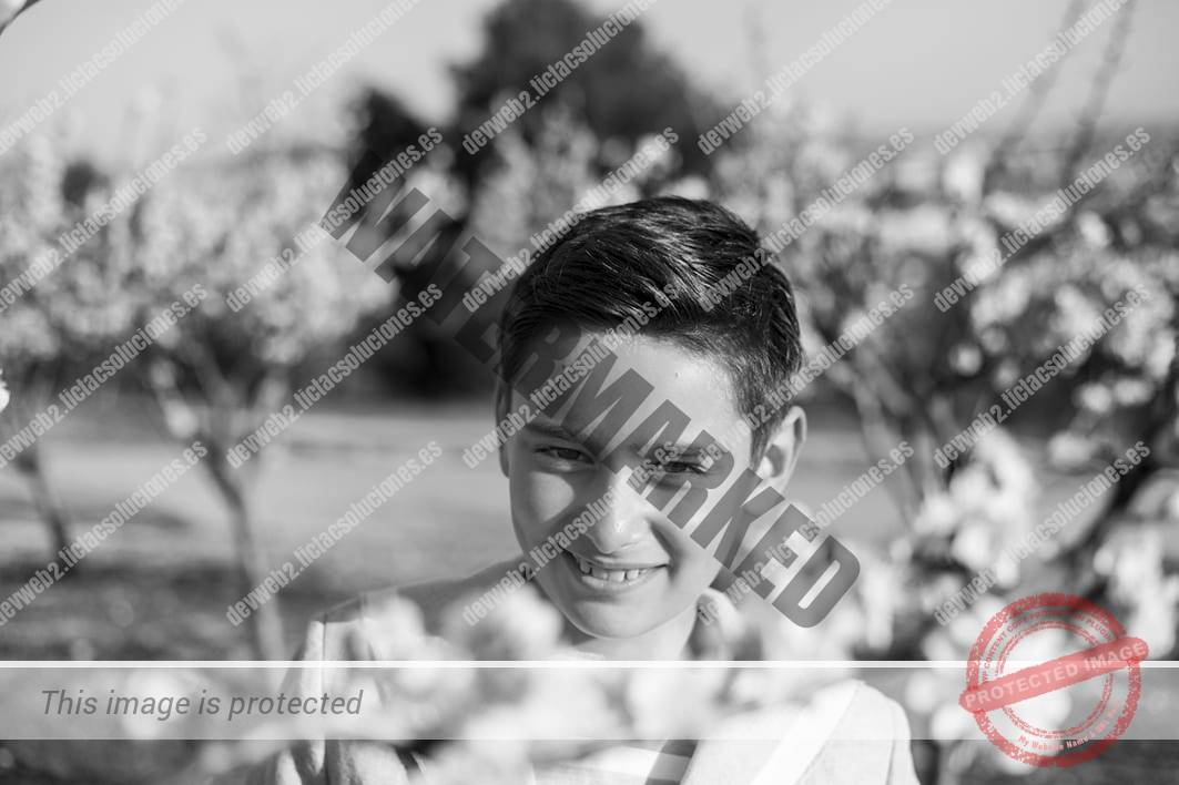 Fotos en blanco y negro de un niño que hace la primera comunión