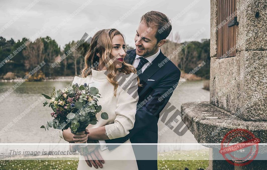 Fotografía de un novio y una novia con su ramo de flores