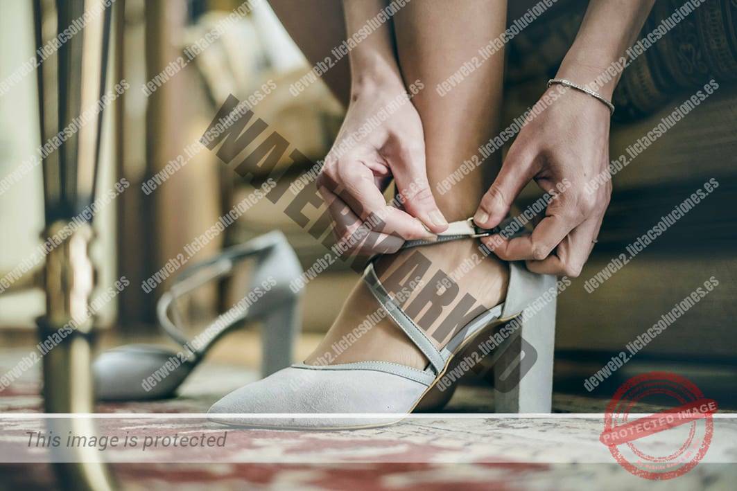 Reportaje fotográfico de Boda: La novia abrocha el zapato