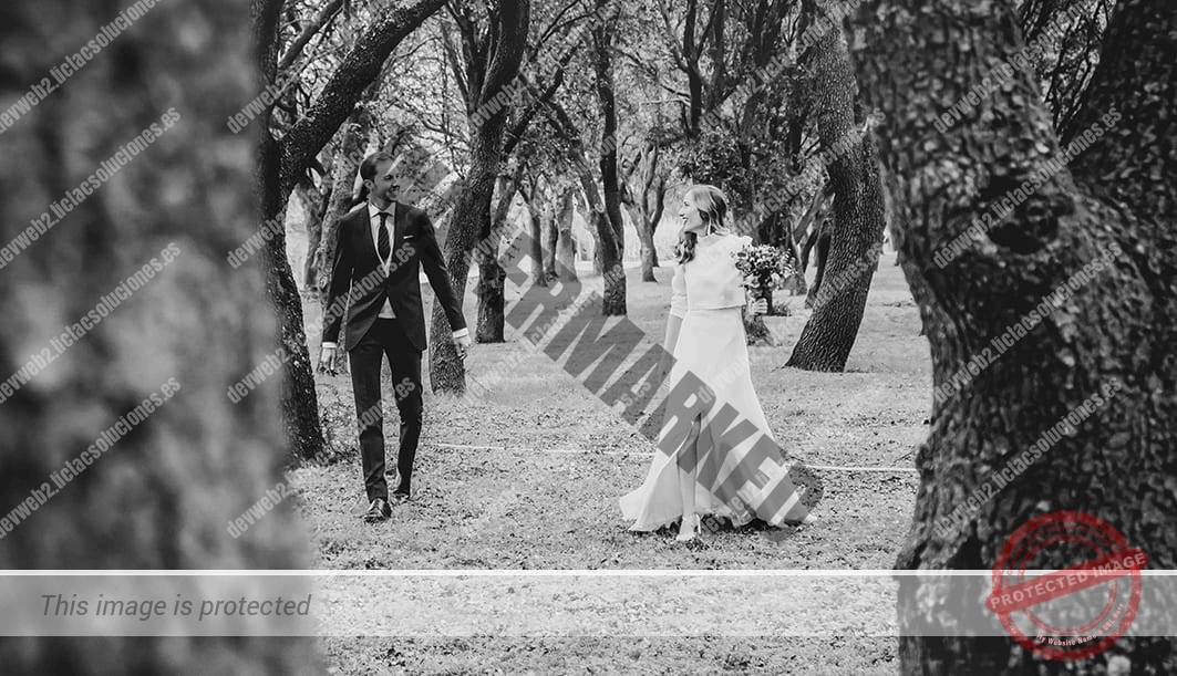 foto en blanco y negro de recién casados