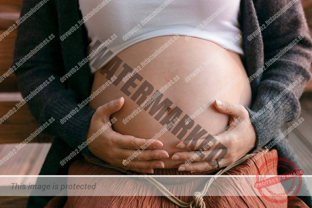 Regalos para el recuerdo. Pareja que espera un bebe. Fotos de Embarazo.