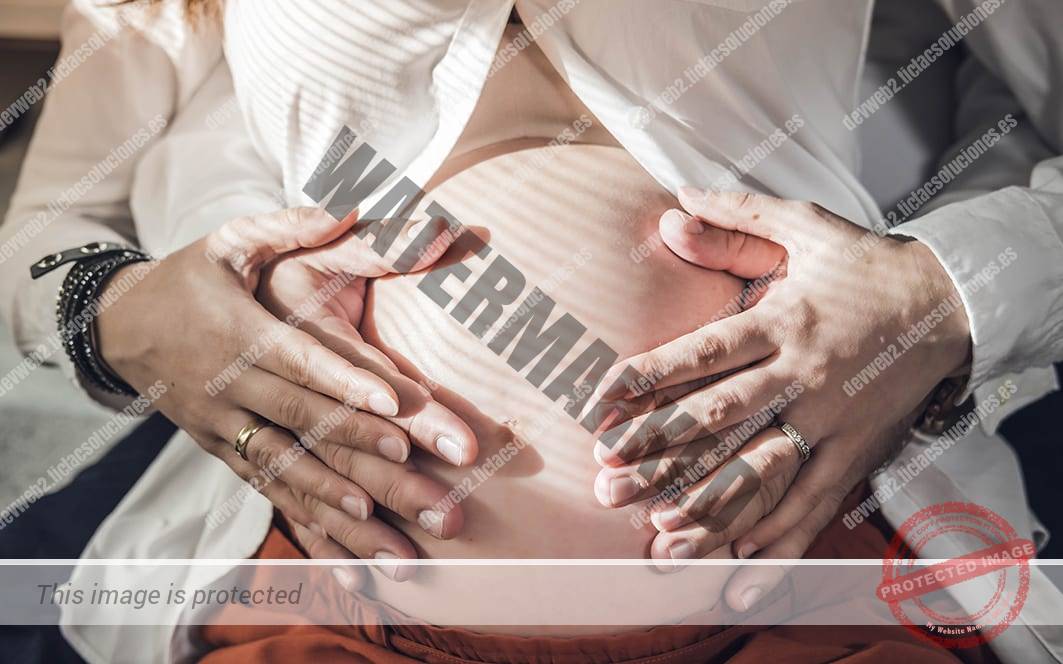 Fotografía de mujer embarazada y su pareja