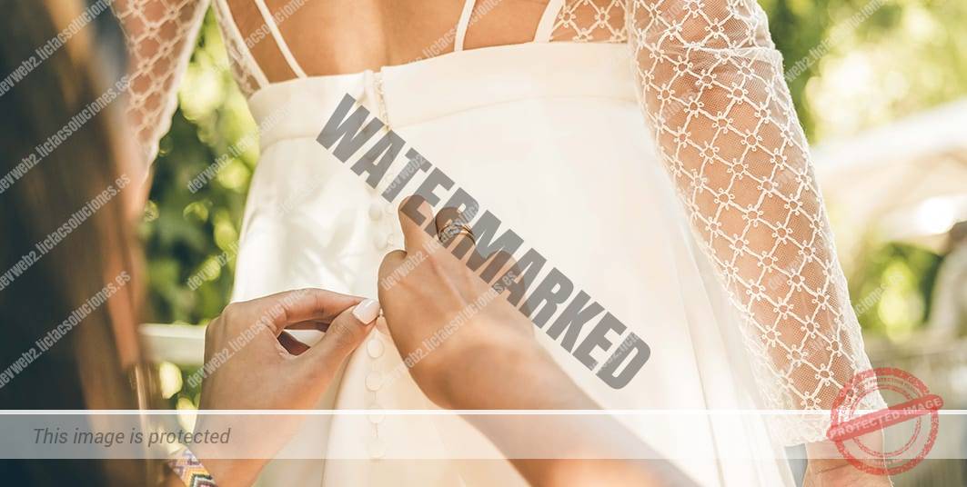 Fotografiando momentos únicos: Abrochando el vestido de la novia